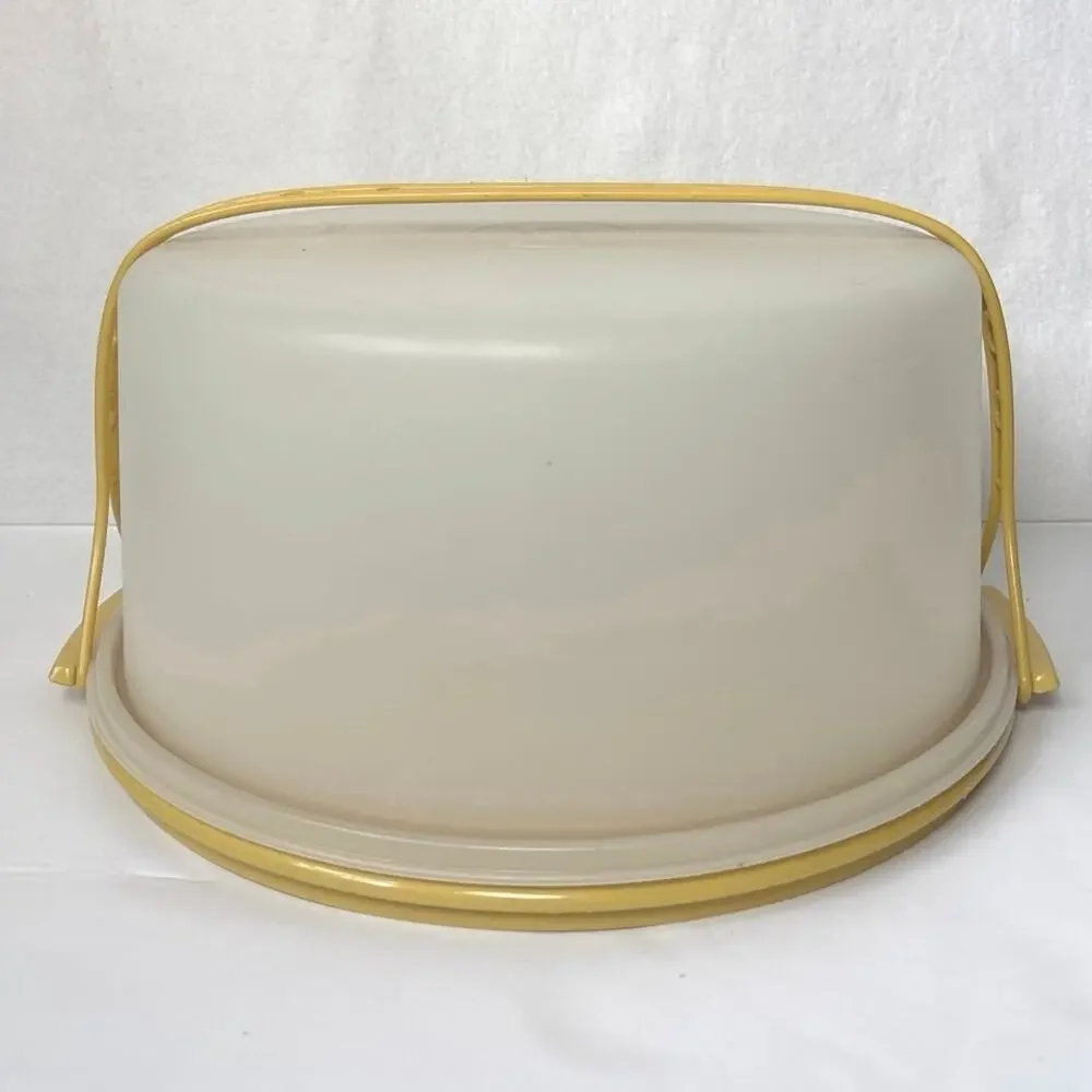 Tupperware vintage cake
